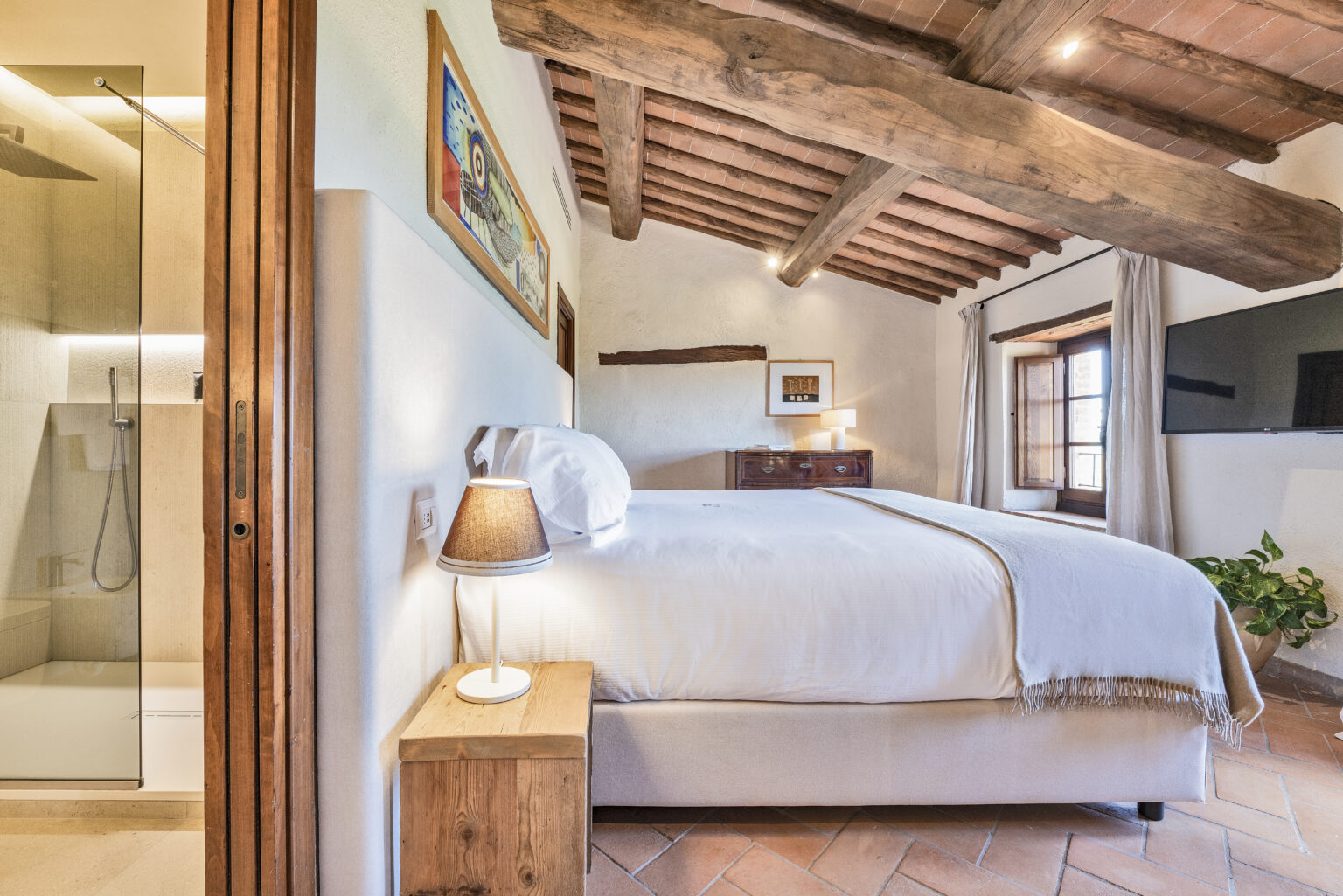 En-suite bedroom with wooden beams at Il Cellese, private villa in Chianti